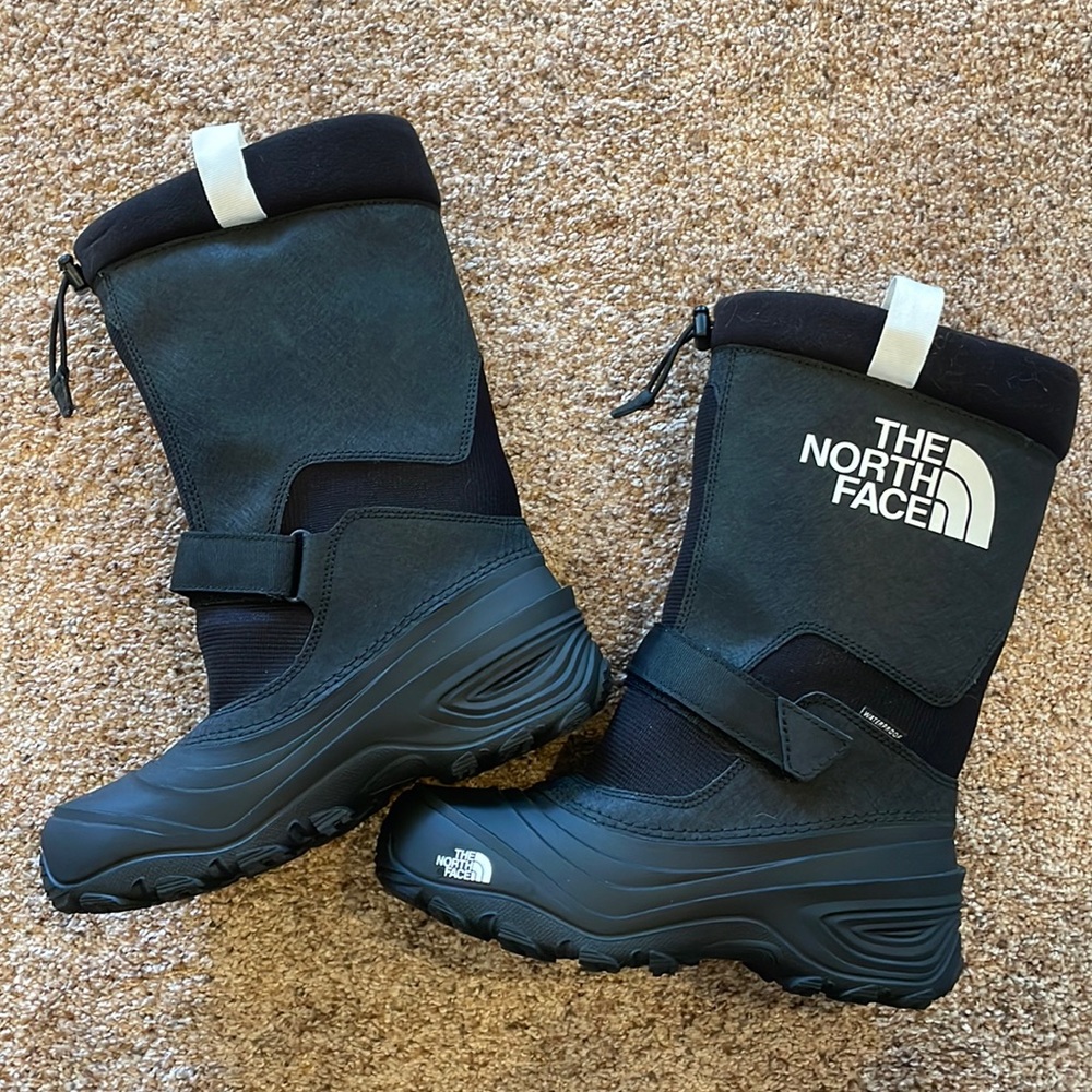 Kids grew out of them before the snow season! Never worn but no box or tags.